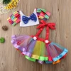 un un deguisement cirque bebe clown blanc et multicolore posé sur un parquet en bois
